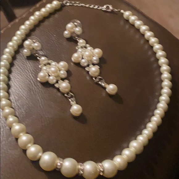 A pearl set with necklace and matching earrings - Picture 1 of 2